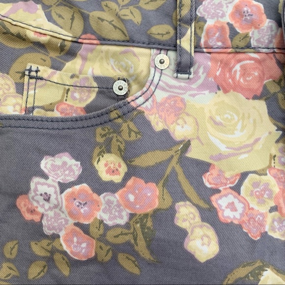 H&M Floral Denim Shorts NWOT - Picture 3 of 5